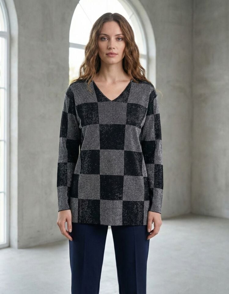 Kadın Kare Desenli V Yaka Simli Kazak